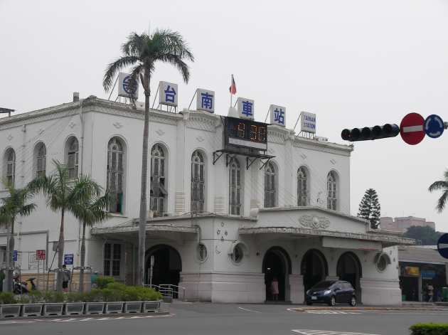 ヤシの木が高くそびえる駅前